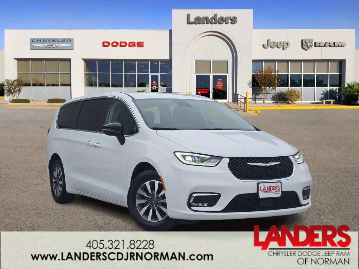 2024 Chrysler Pacifica PHEV Select's photo