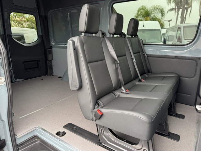 2025 Mercedes Benz Sprinter 2500 photo 3
