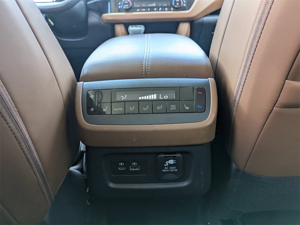 2023 Nissan Pathfinder Platinum photo 11