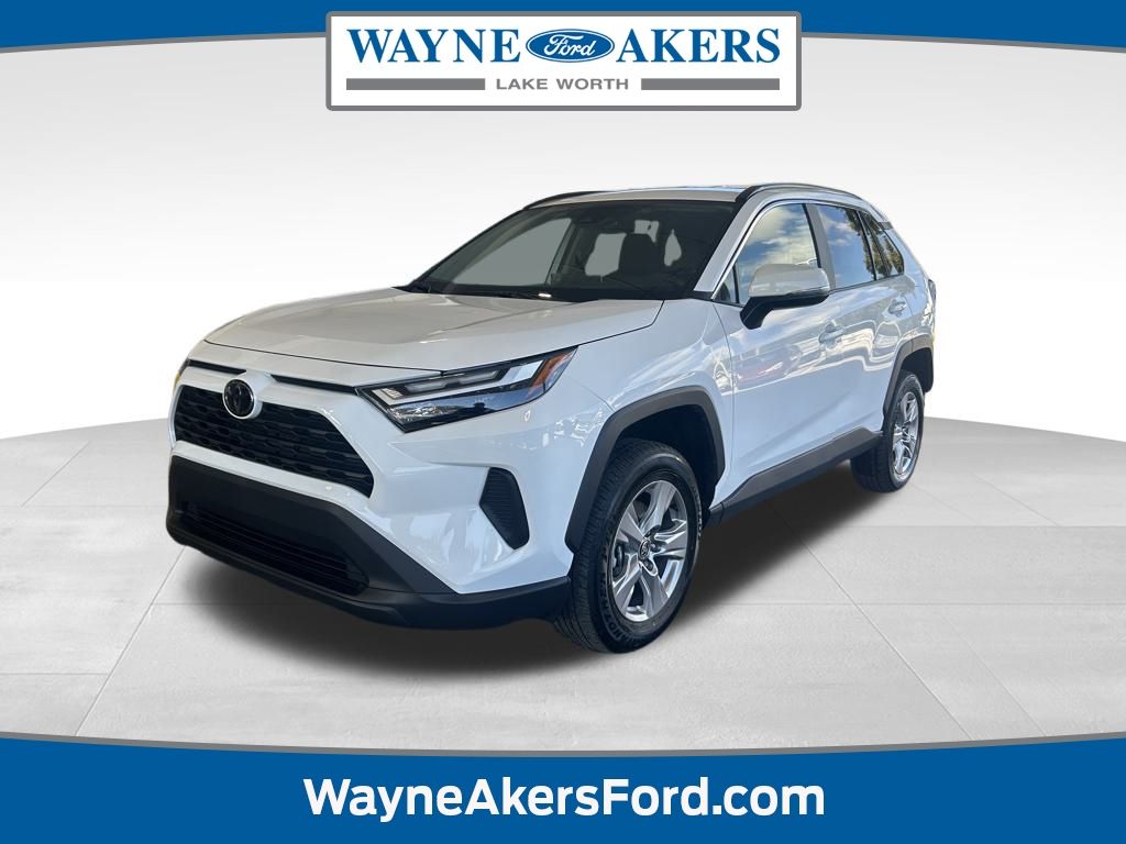 2025 Toyota RAV4 XLE's photo