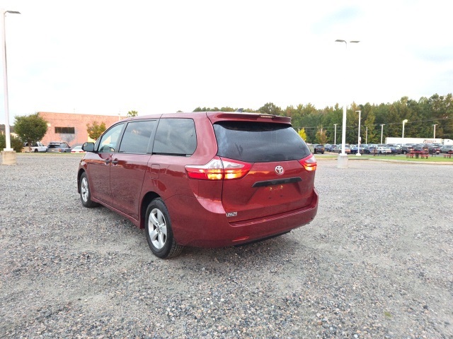 2020 Toyota Sienna L photo 3