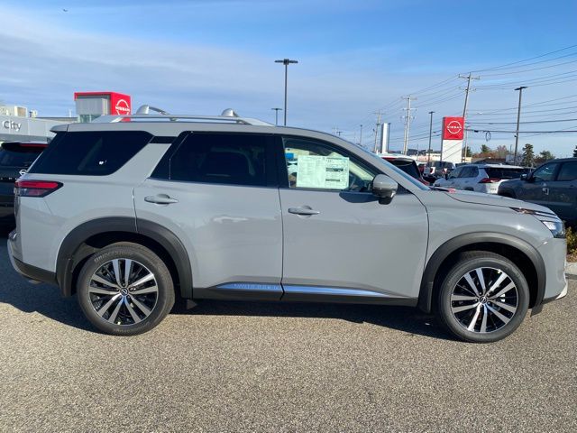 2025 Nissan Pathfinder Platinum photo 2