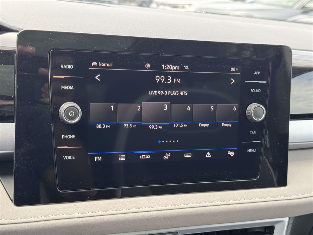 2025 Volkswagen Taos SE photo 2