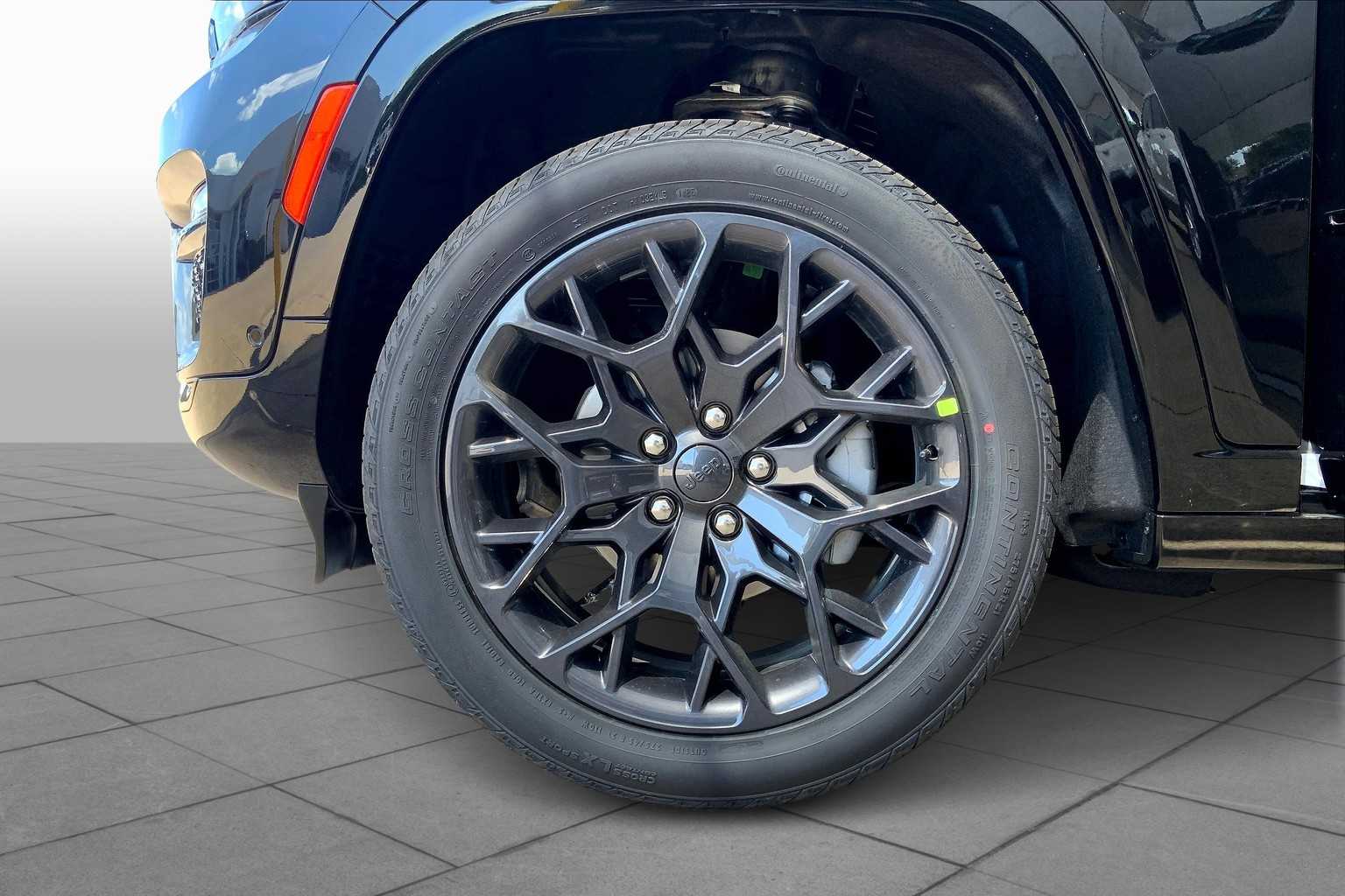 2025 Jeep Grand Cherokee Summit Reserve photo 8