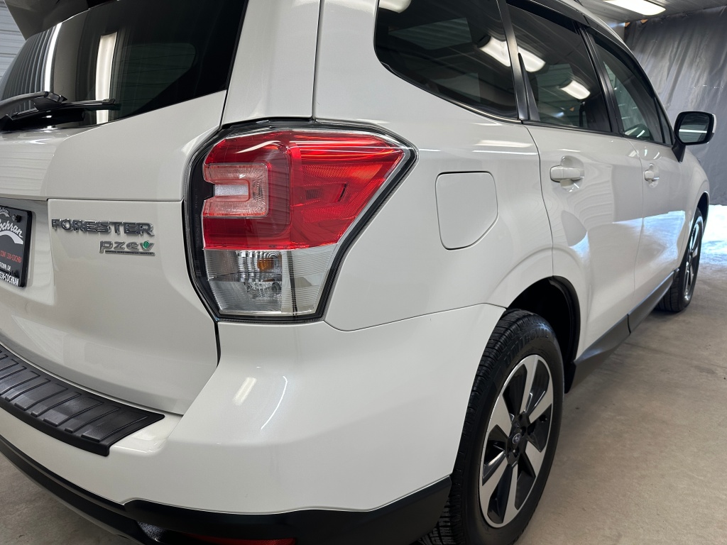 2017 Subaru Forester Premium photo 23