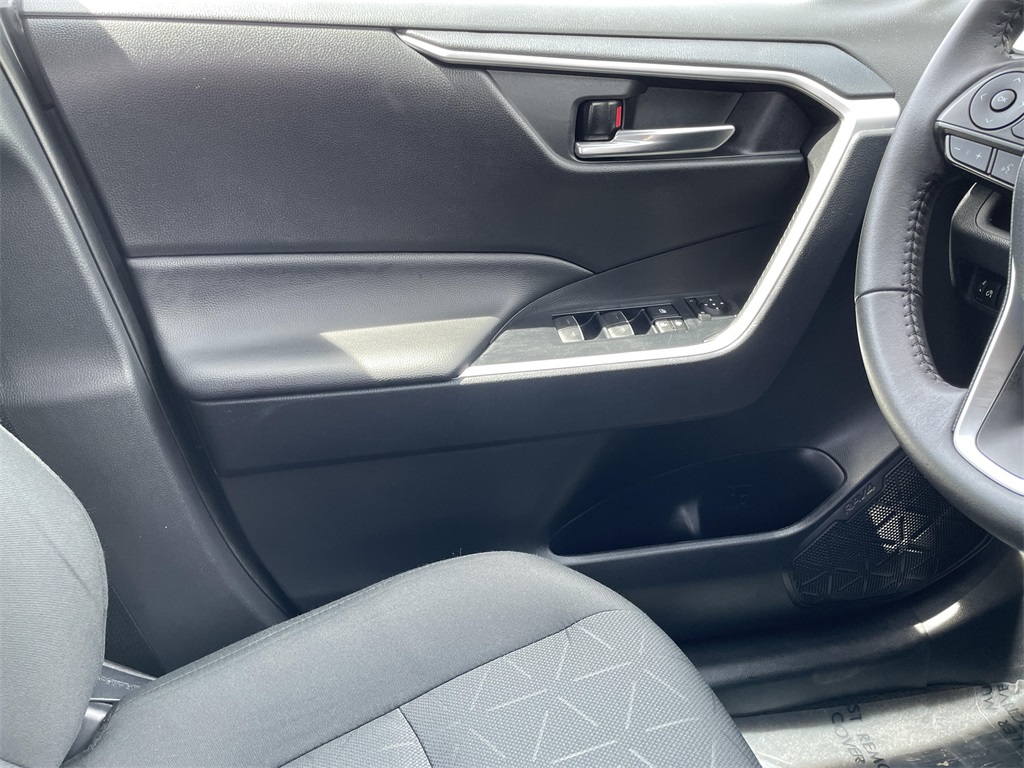 2024 Toyota RAV4 XLE photo 16