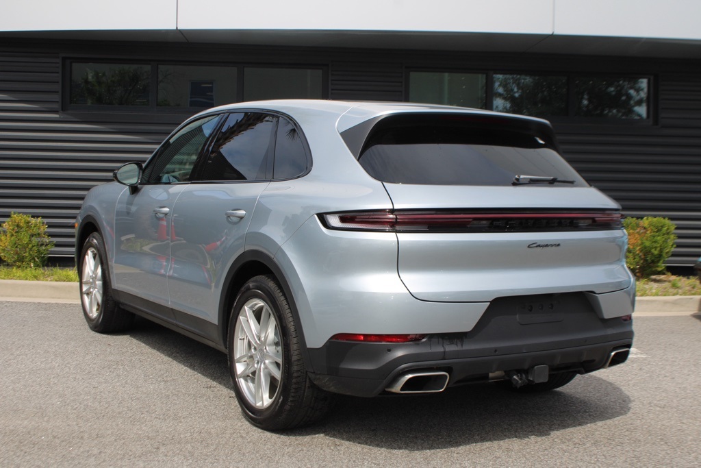 2024 Porsche Cayenne Base photo 3