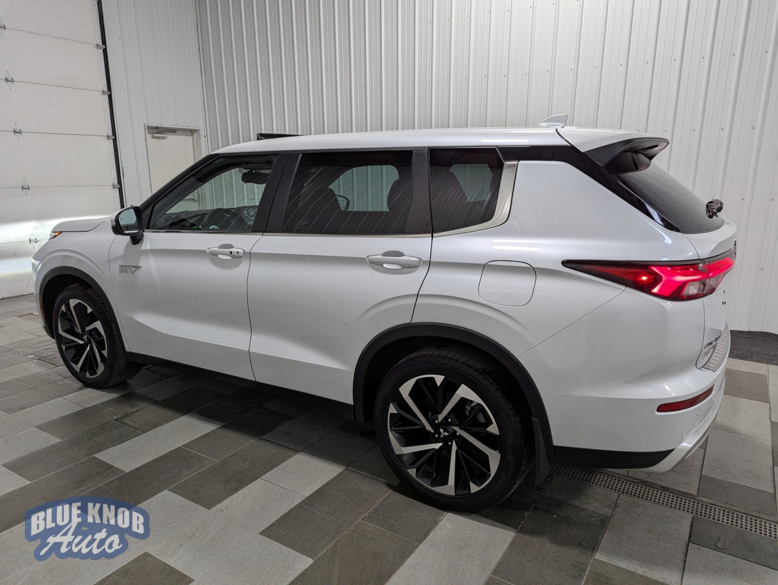 2023 Mitsubishi Outlander PHEV SE photo 2