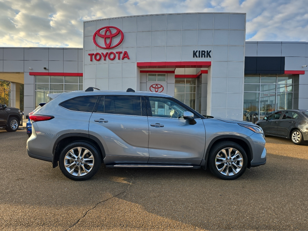 2023 Toyota Highlander Limited's photo