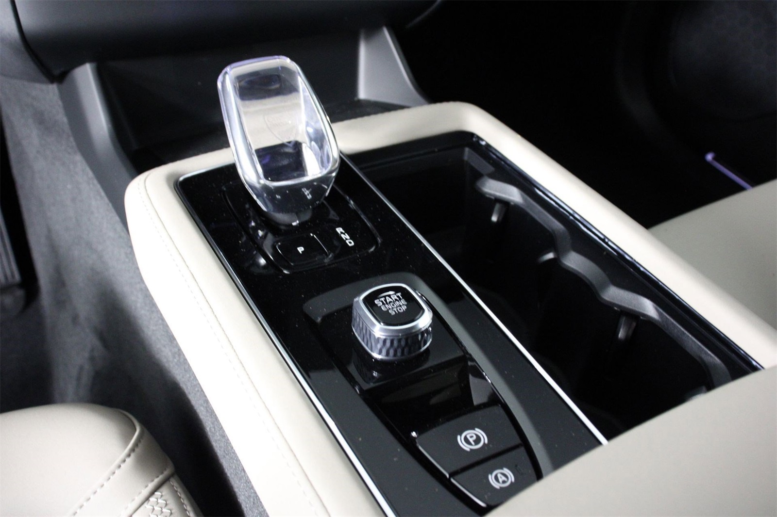 2026 Volvo XC90 B5 Plus photo 6