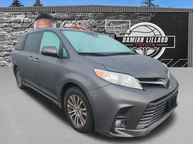 2019 Toyota Sienna XLE Premium's photo
