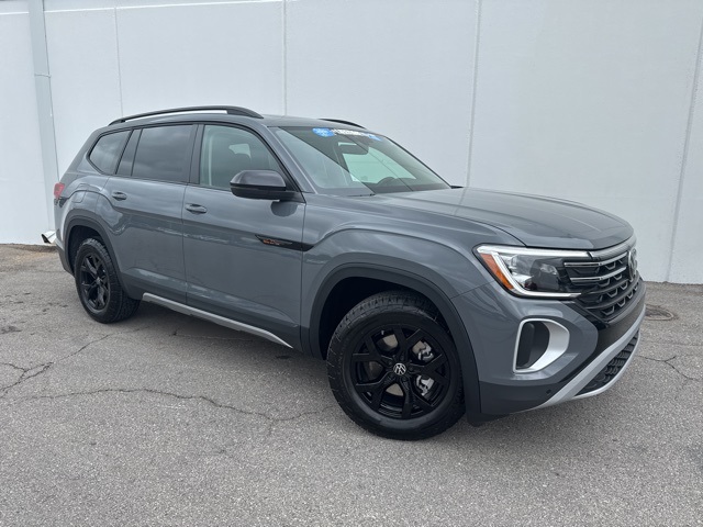 2025 Volkswagen Atlas Peak Edition SE photo 2