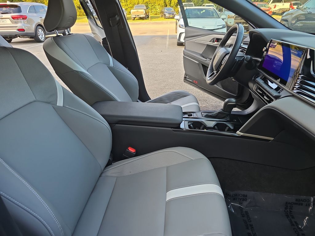 2025 Toyota Camry SE photo 8