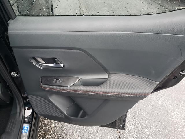 2025 Nissan Kicks SR photo 19