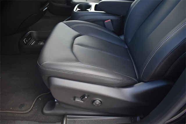 2025 Chrysler Pacifica photo 9