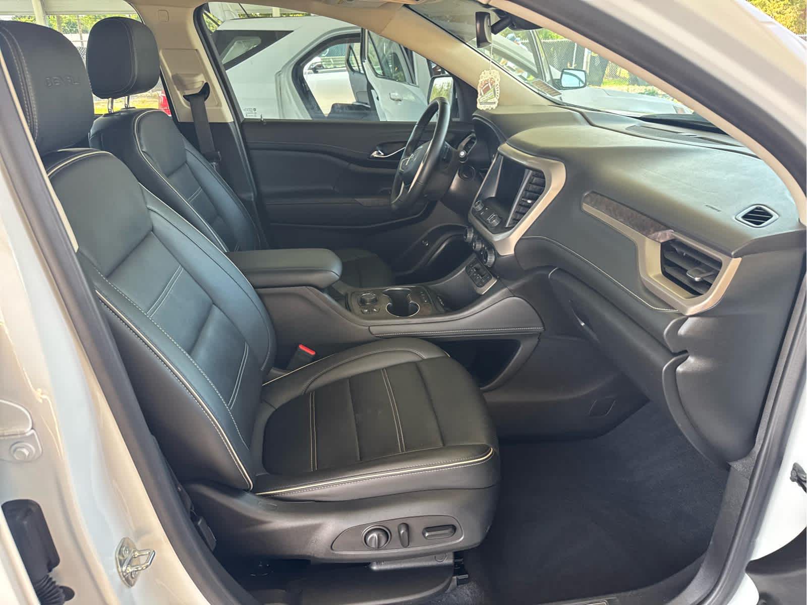 2023 Gmc Acadia Denali photo 3