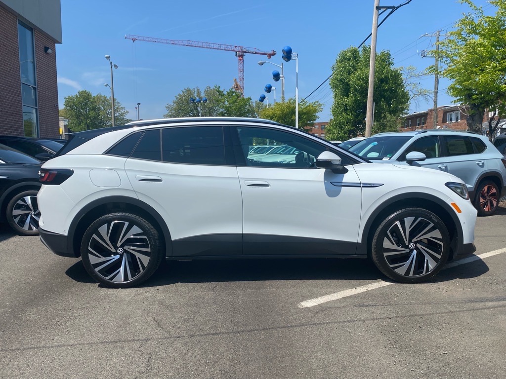 2025 Volkswagen ID.4 Pro Plus photo 2