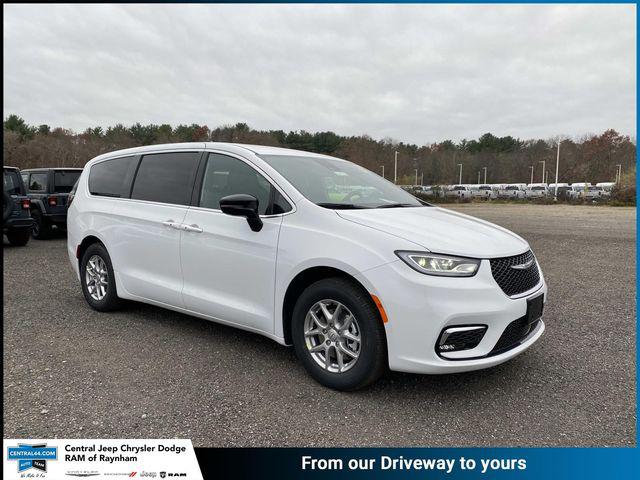2026 Chrysler Pacifica Select's photo