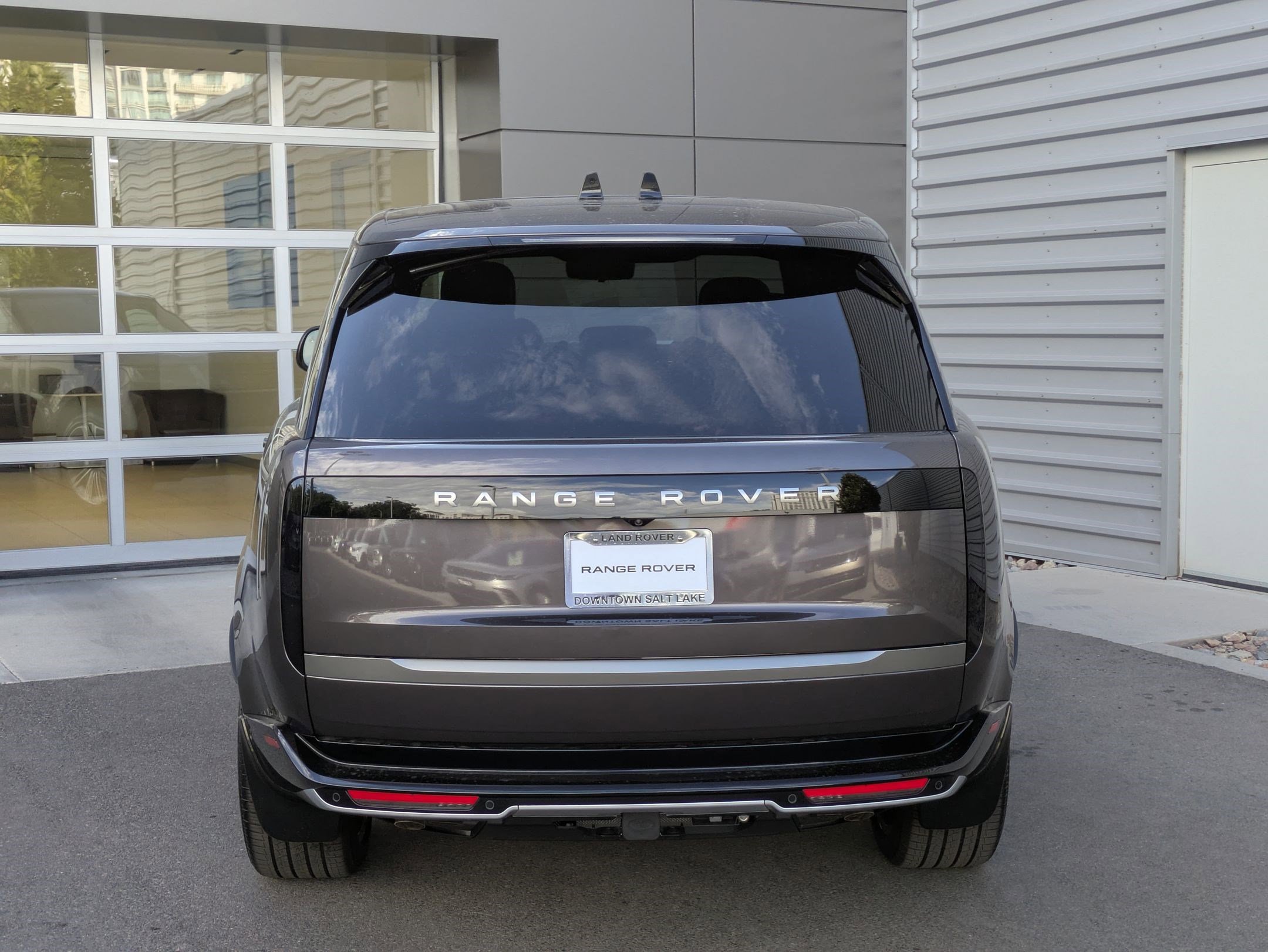 2025 Land Rover Range Rover SE photo 3