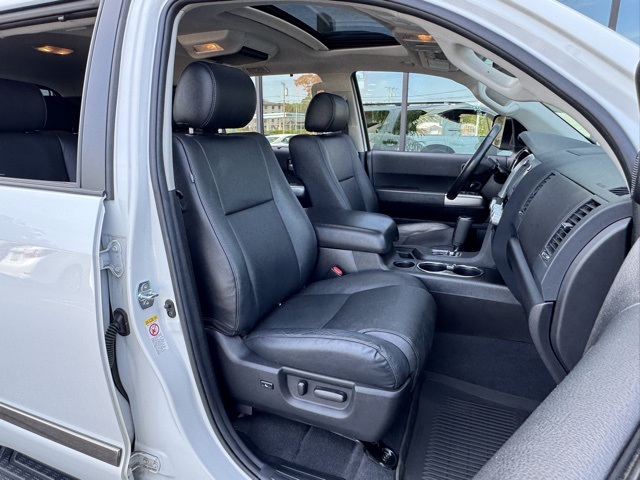 2022 Toyota Sequoia photo 22