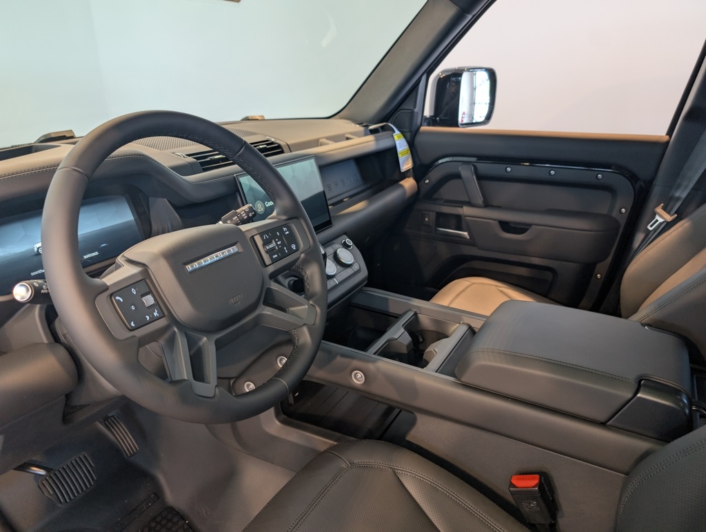 2025 Land Rover Defender 130 X-Dynamic SE photo 11