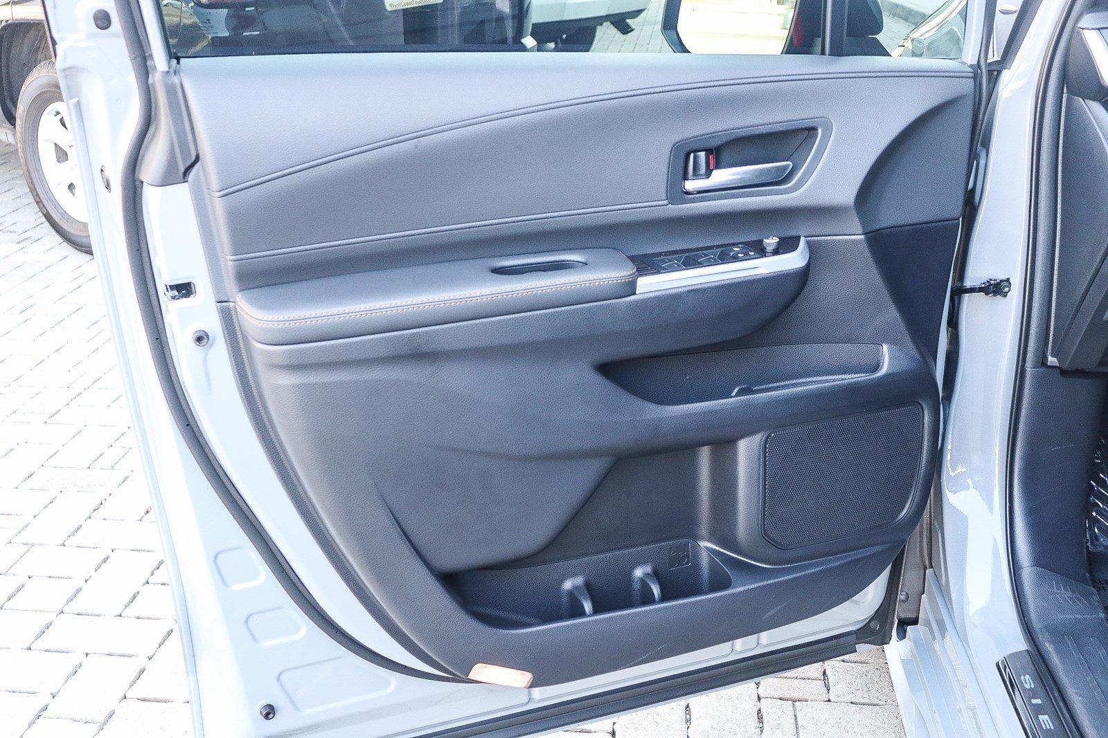 2025 Toyota Sienna Woodland Edition photo 19