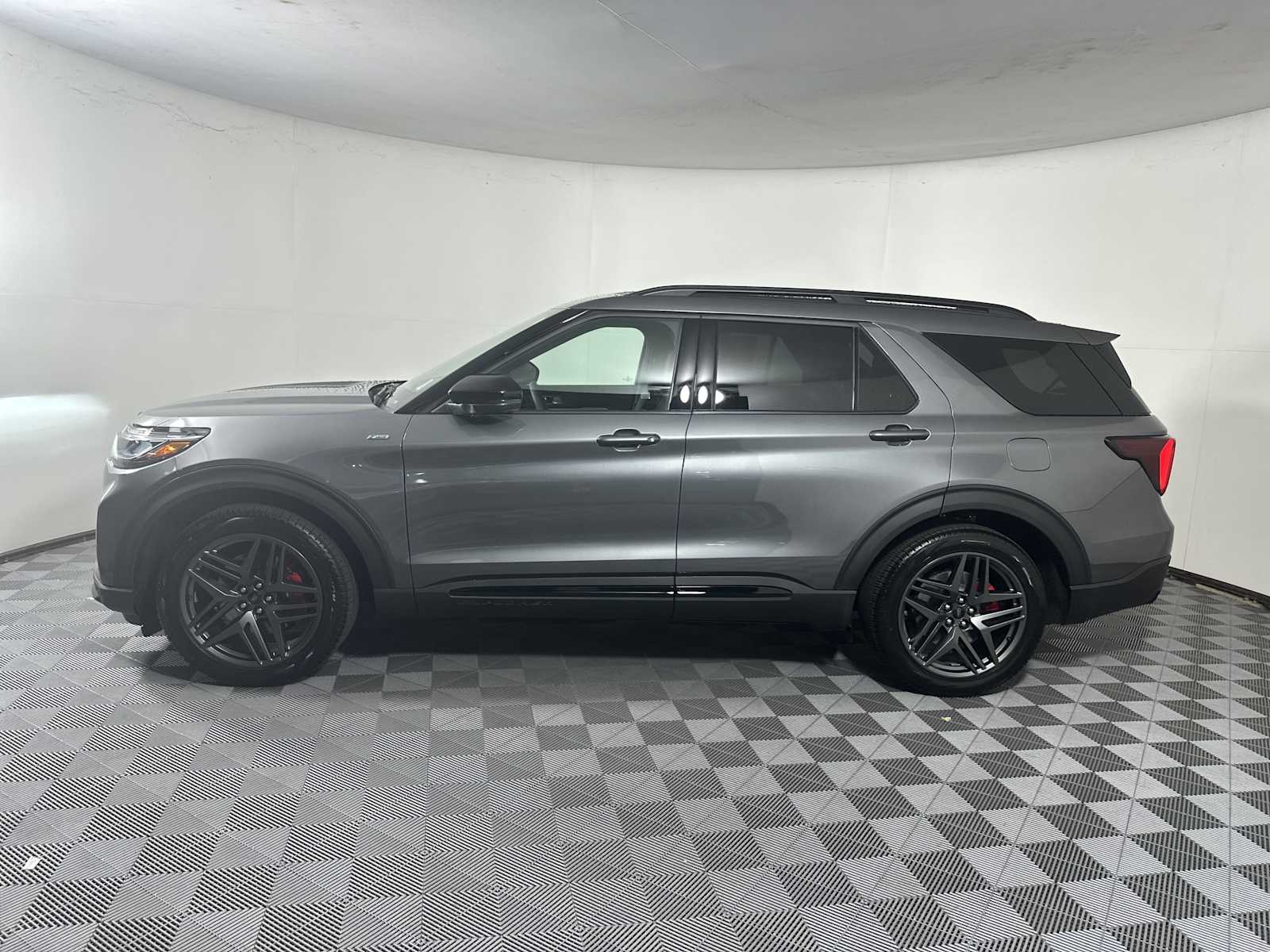 2025 Ford Explorer ST-Line photo 2