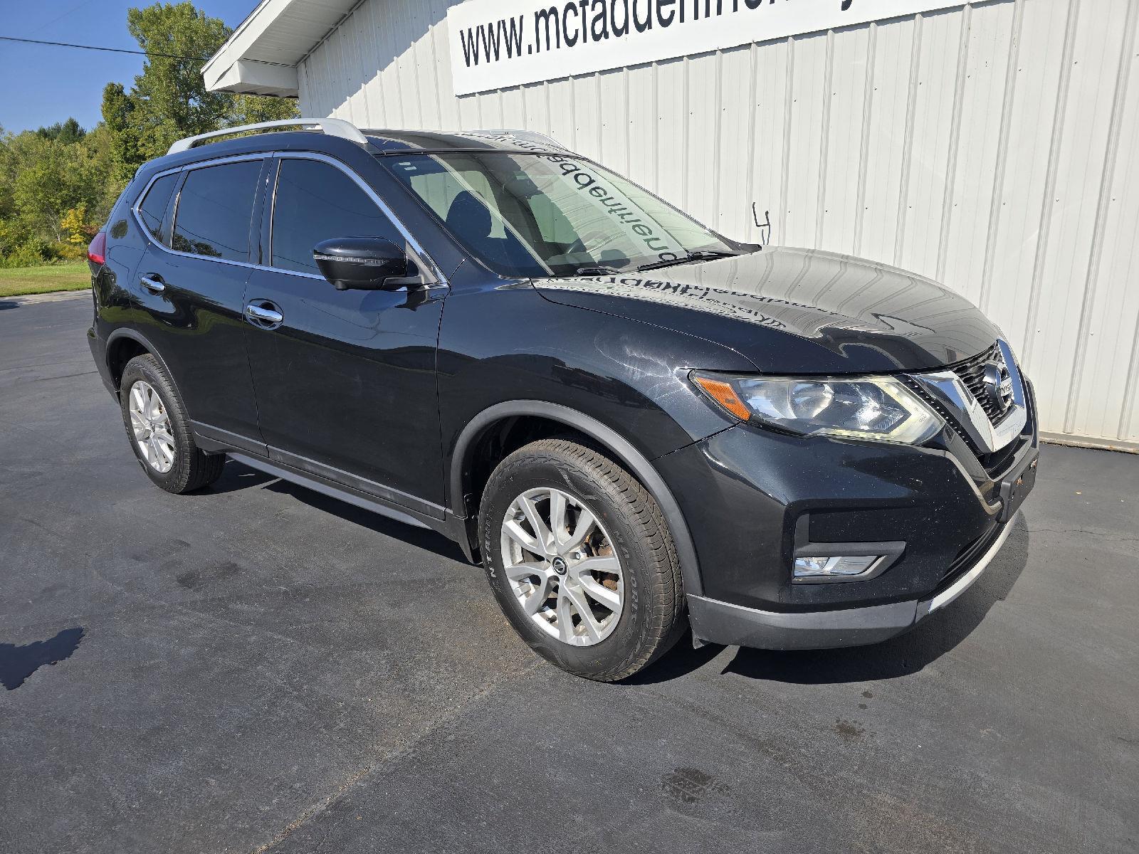 2017 Nissan Rogue SV photo 2