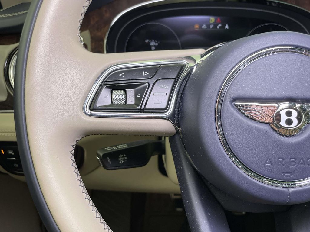 2022 Bentley Bentayga V8 photo 37