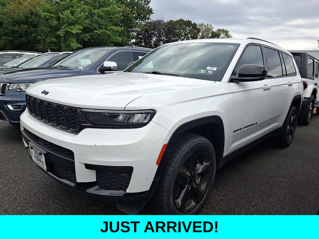 2023 Jeep Grand Cherokee Laredo Altitude photo 3