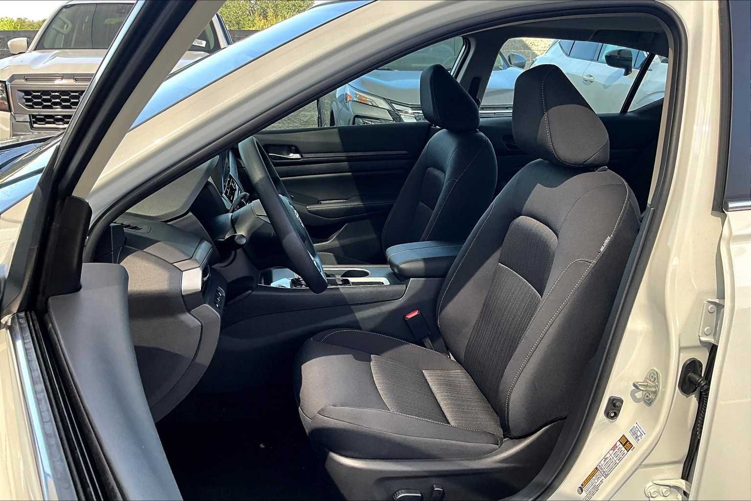 2025 Nissan Altima SV photo 14