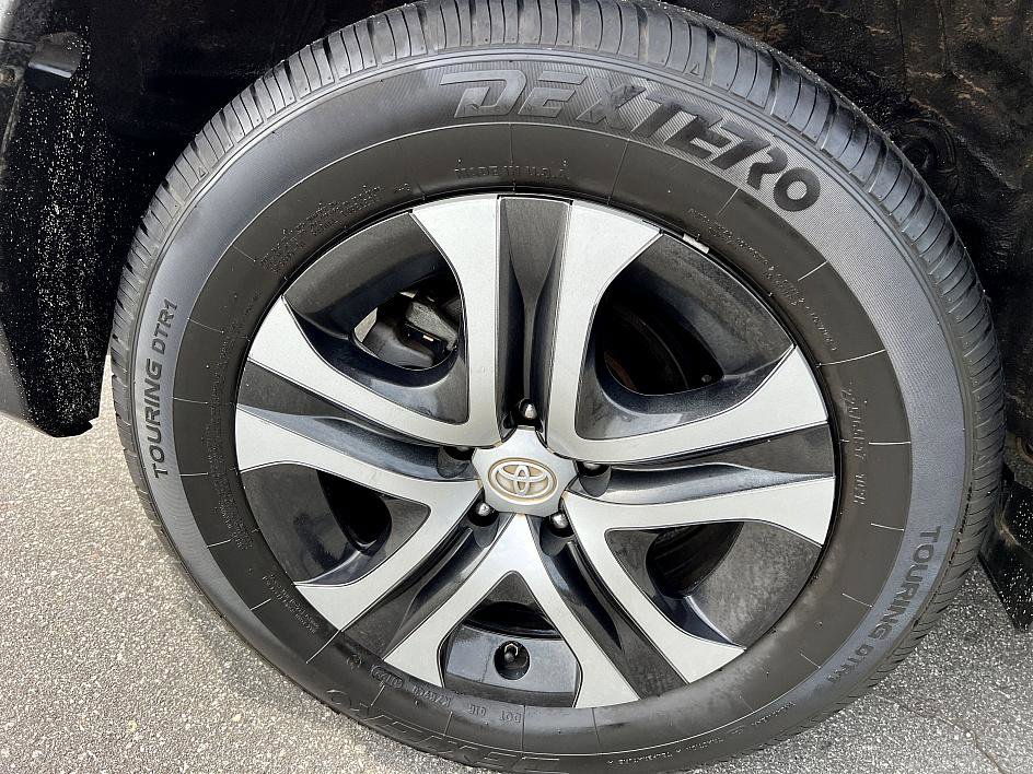 2018 Toyota RAV4 LE photo 11