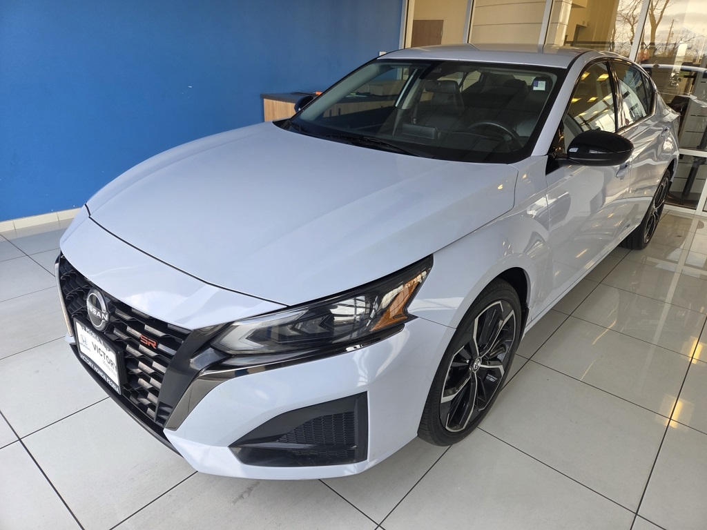 2023 Nissan Altima SR's photo