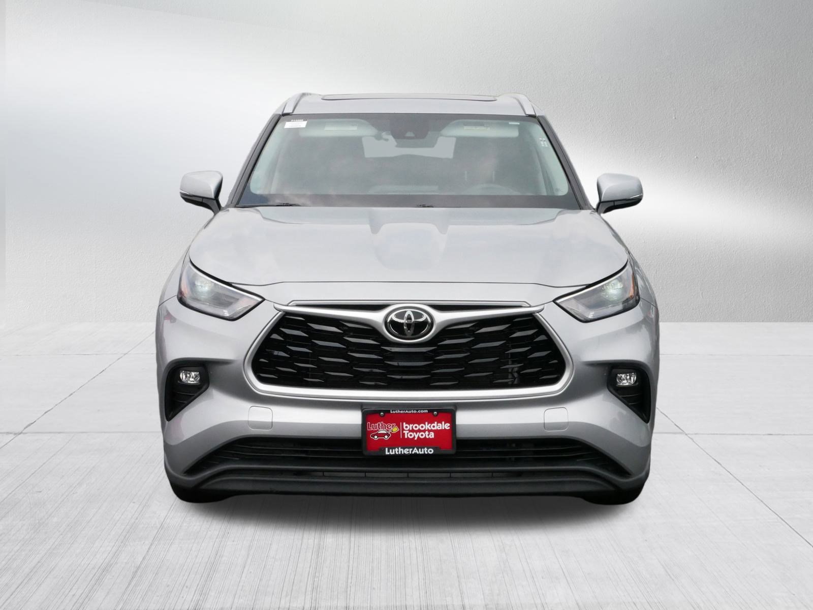 Certified 2022 Toyota Highlander XLE with VIN 5TDHZRBH4NS163383 for sale in Brooklyn Center, Minnesota