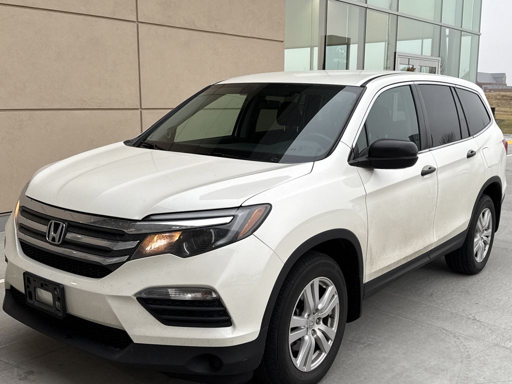 2017 Honda Pilot LX's photo
