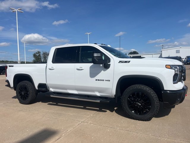 2025 Chevrolet Silverado 2500HD photo 2