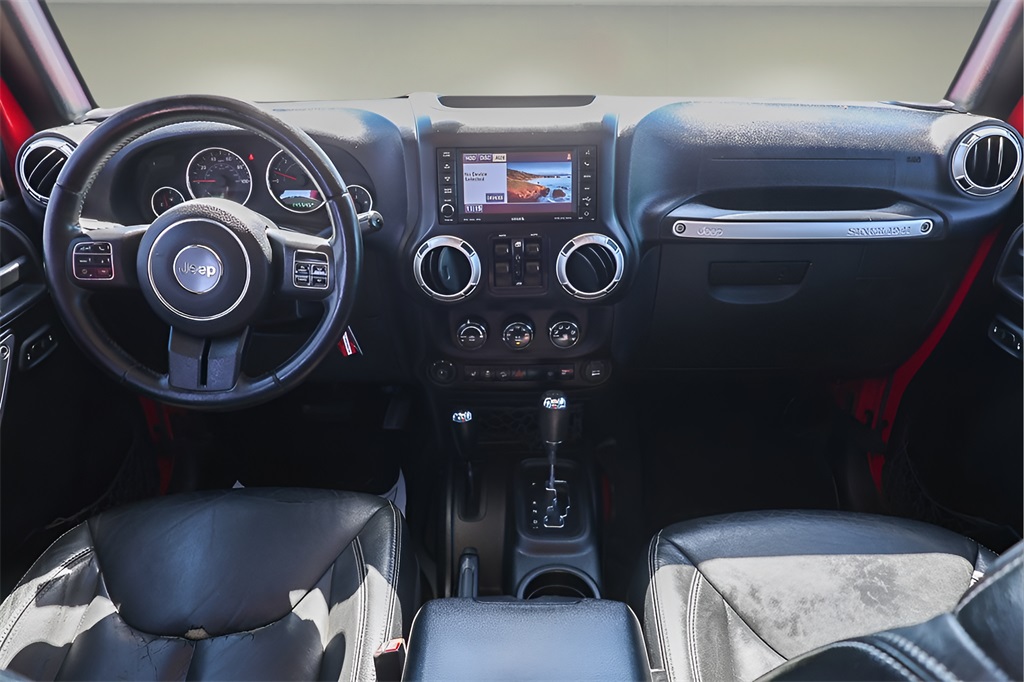 2015 Jeep Wrangler Unlimited Sahara photo 8