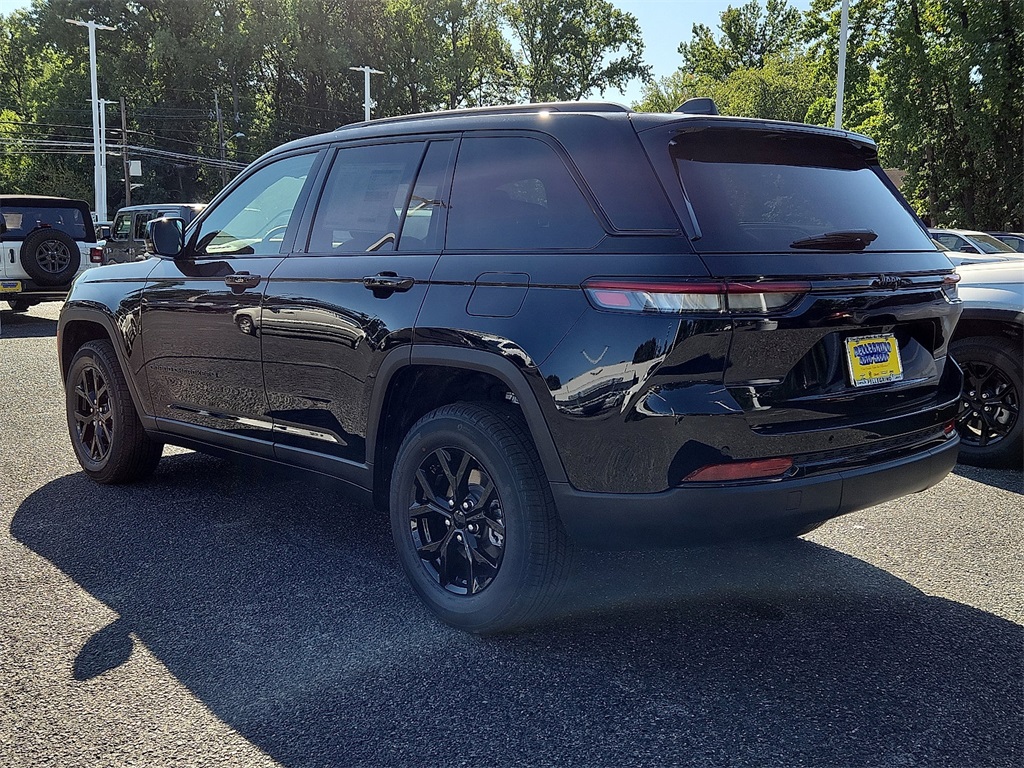 2025 Jeep Grand Cherokee Altitude photo 3