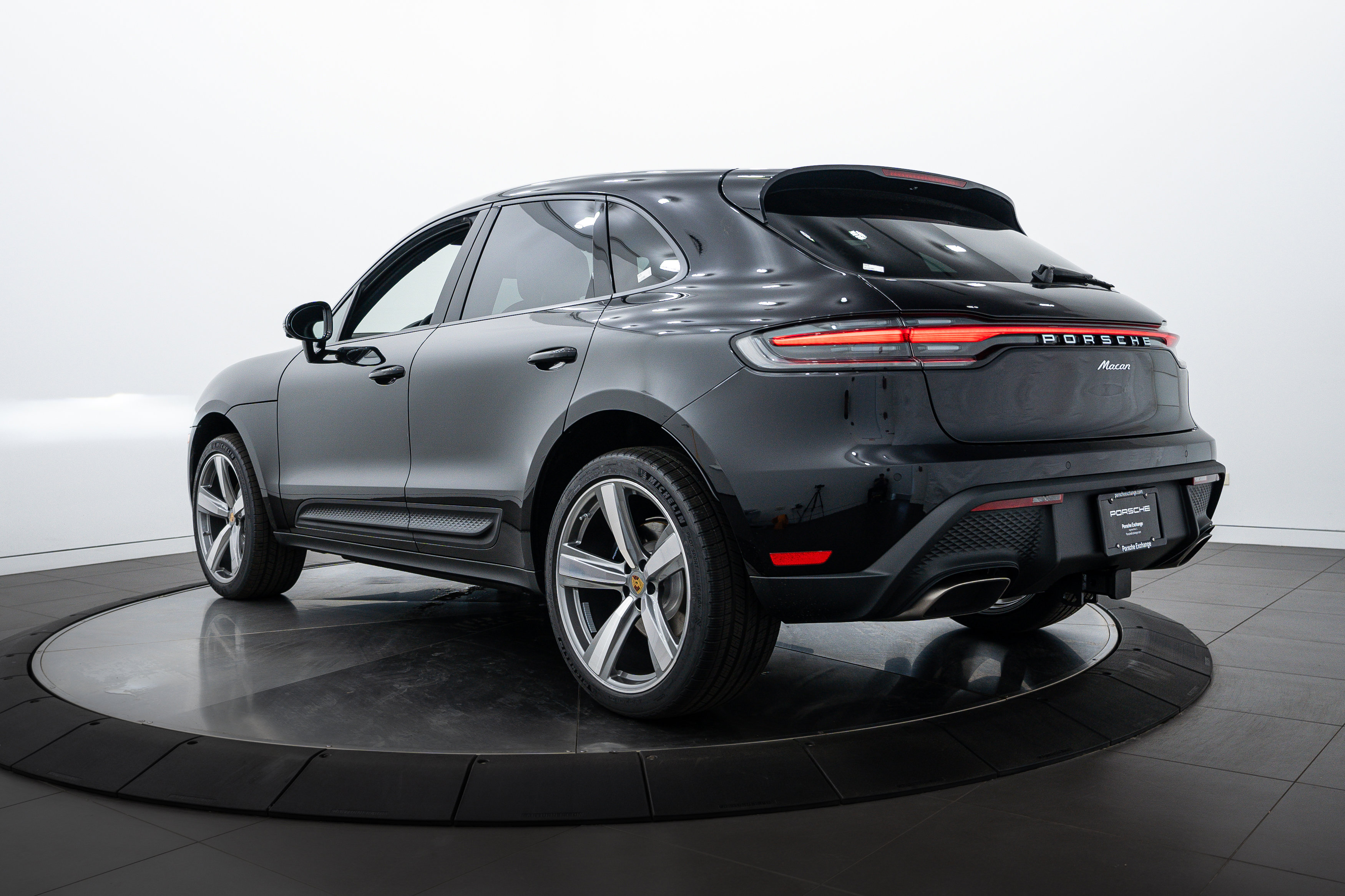 2025 Porsche Macan Base photo 3