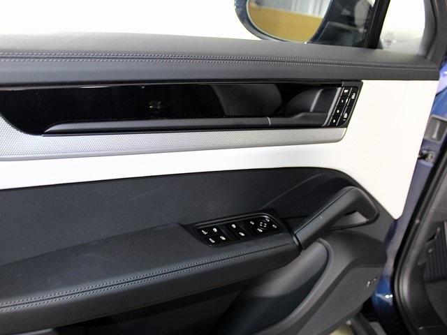 2025 Porsche Cayenne photo 17