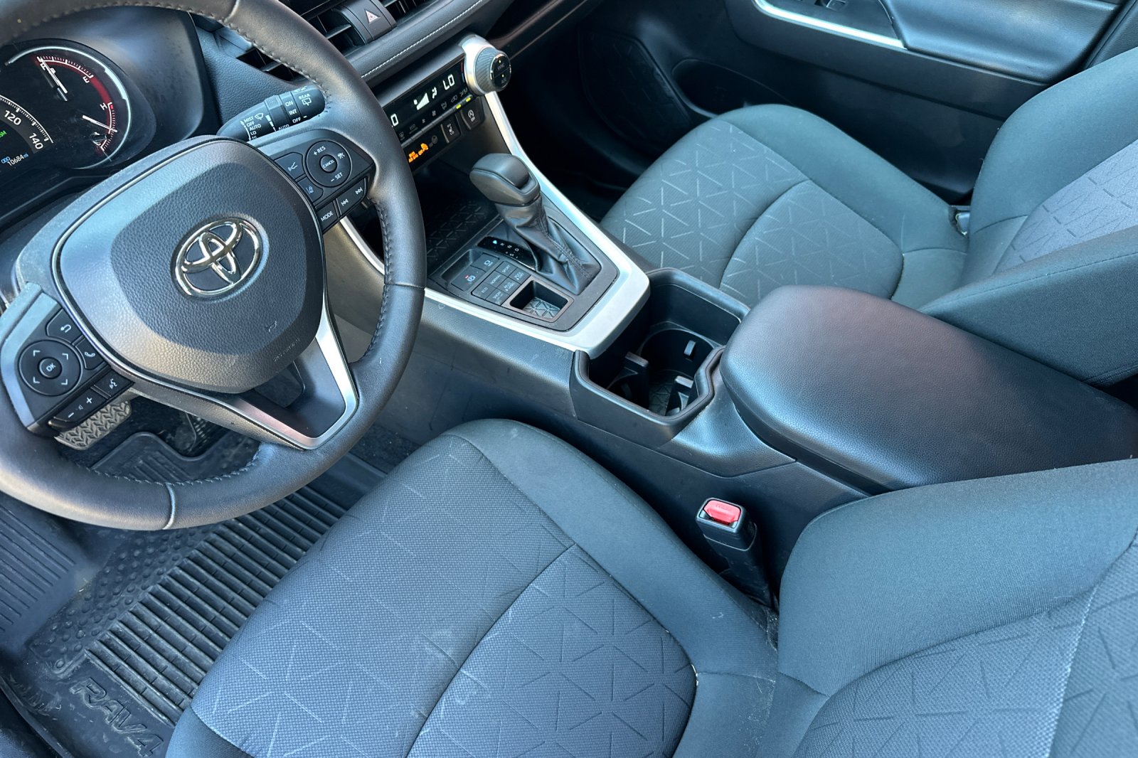 2024 Toyota RAV4 XLE photo 6