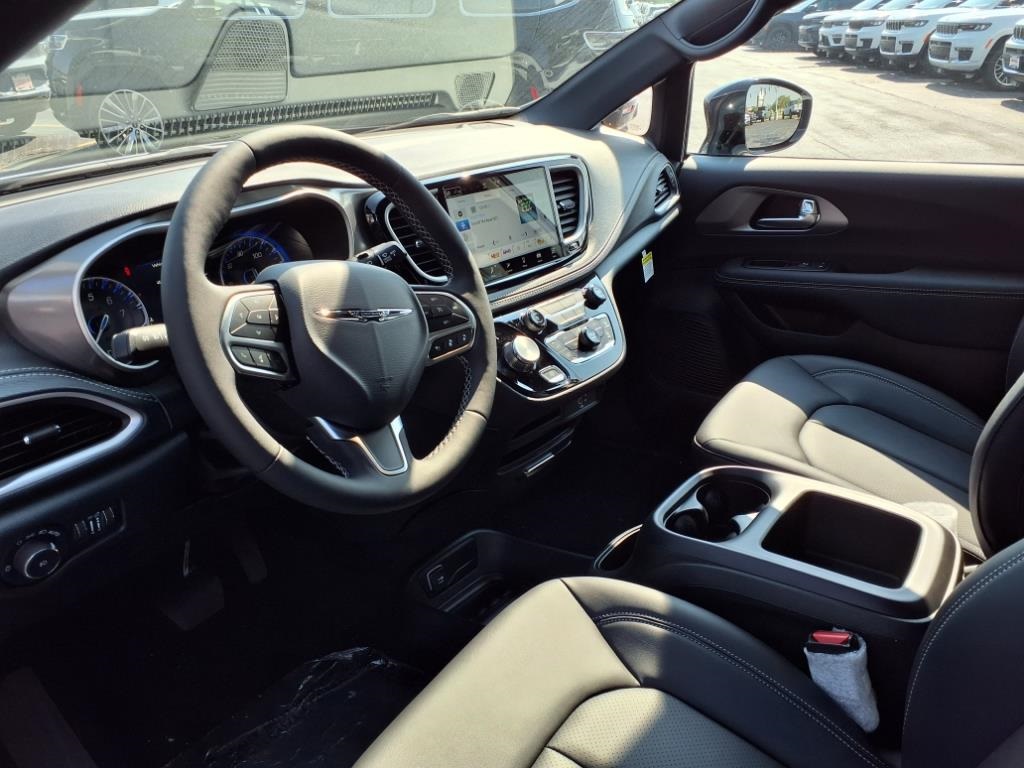 2026 Chrysler Pacifica photo 10