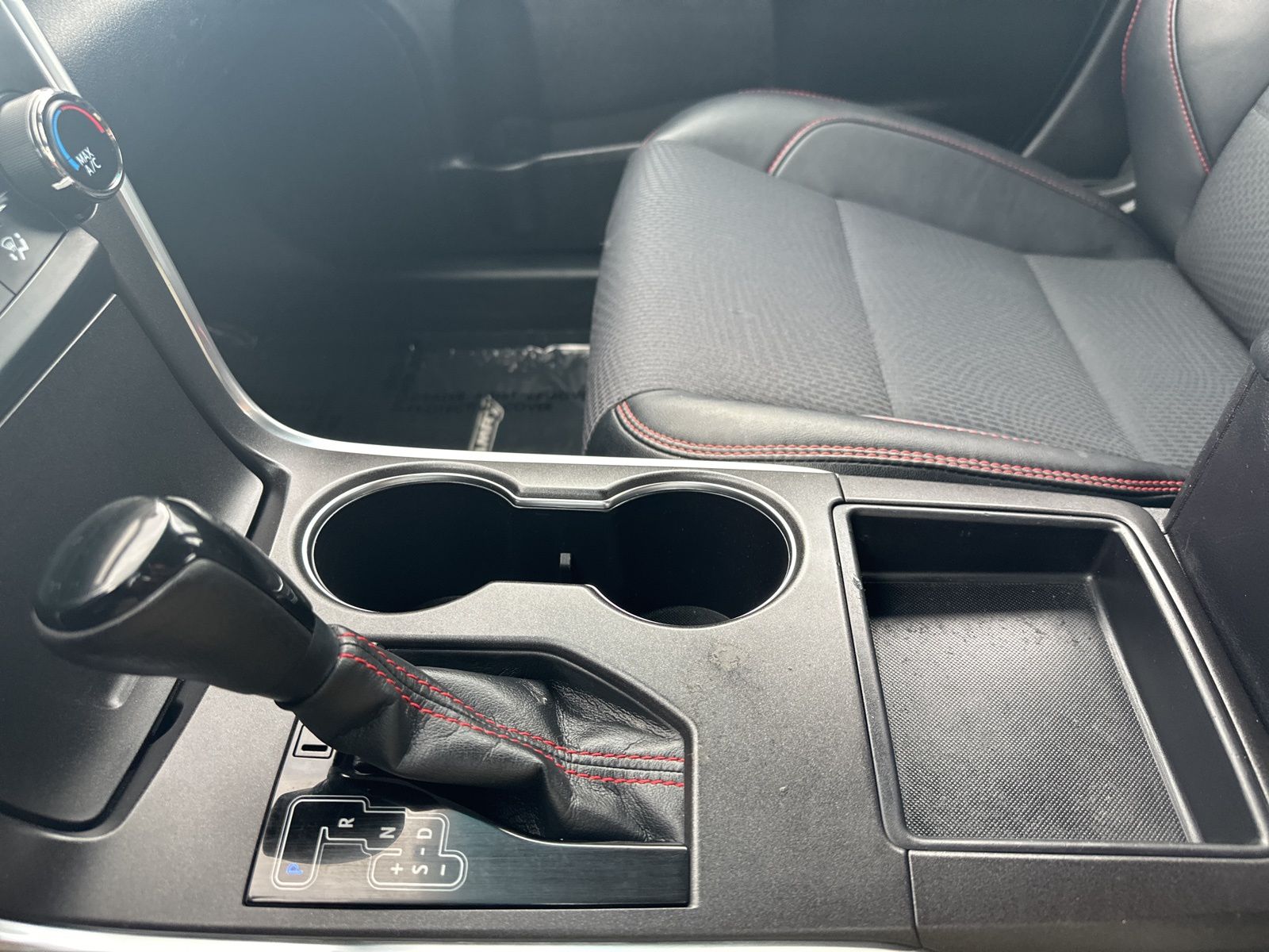 2016 Toyota Camry XLE photo 23