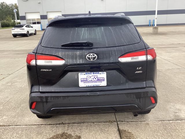 2022 Toyota Corolla Cross LE photo 13