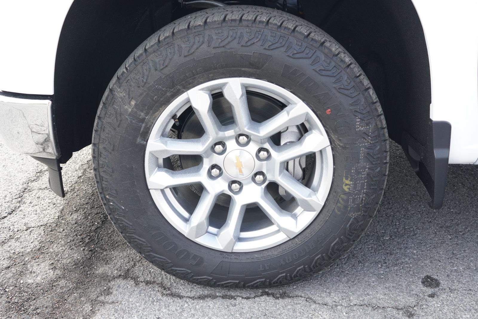 2025 Chevrolet Silverado 1500 LT photo 10