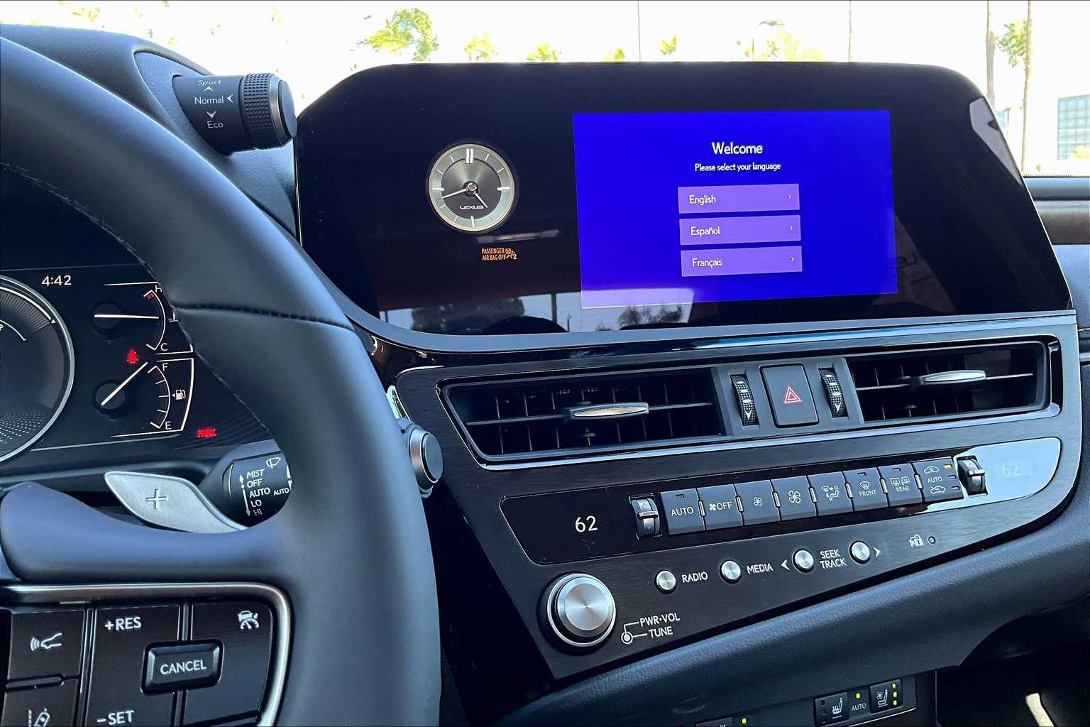 2025 Lexus ES 300h photo 6