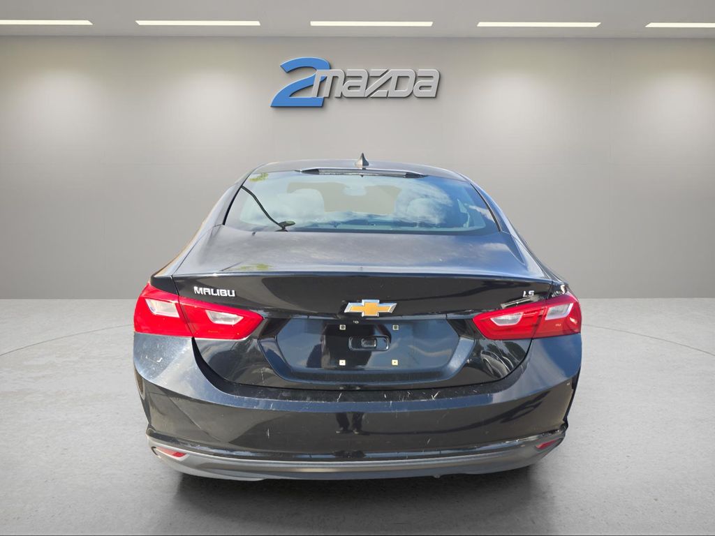 2016 Chevrolet Malibu LS photo 4