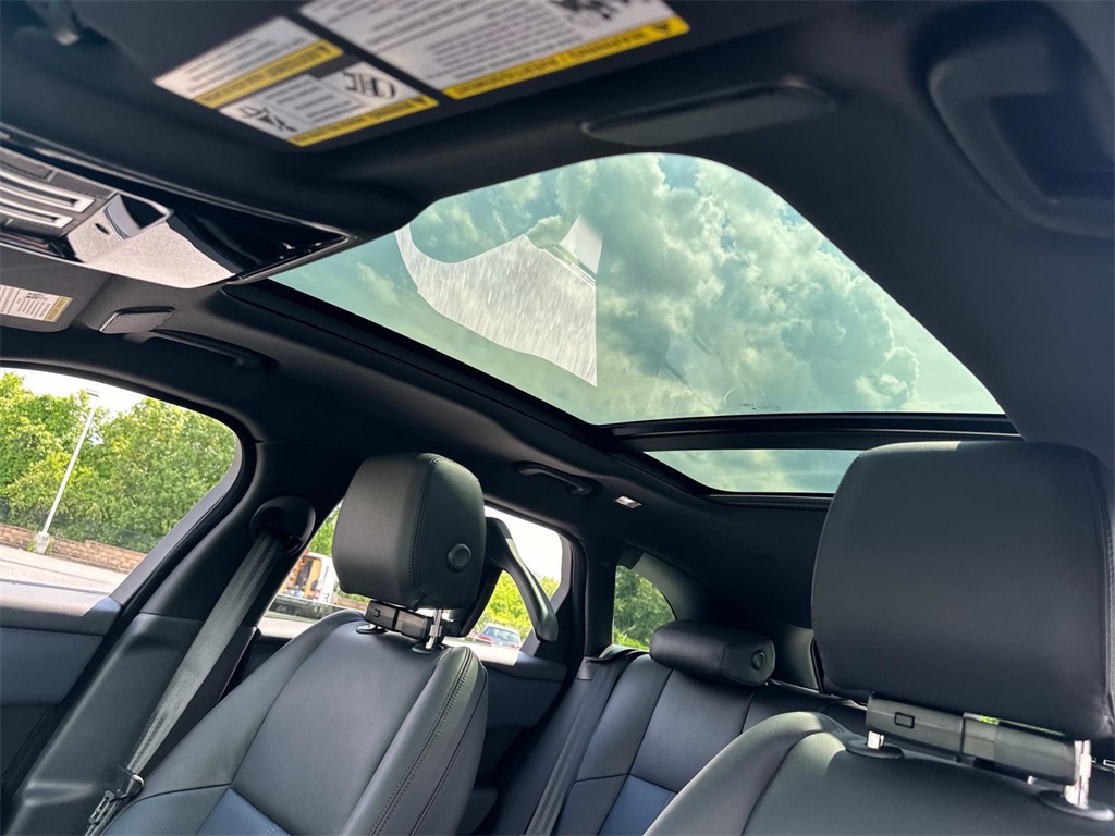 2026 Land Rover Range Rover Velar SE photo 8