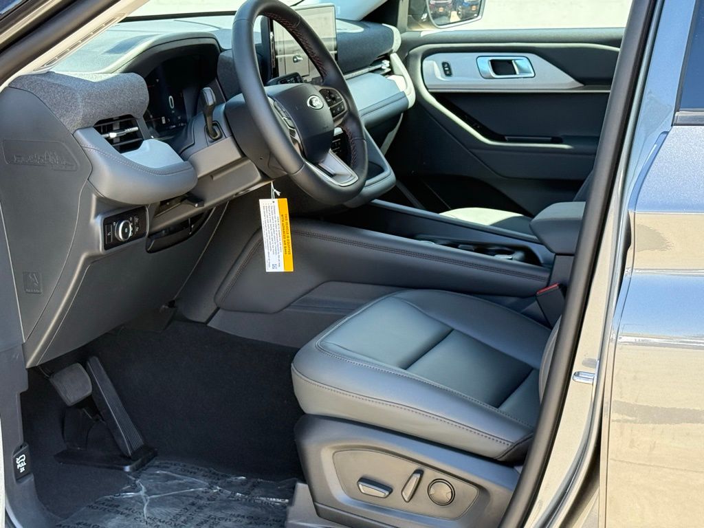 2025 Ford Explorer photo 6