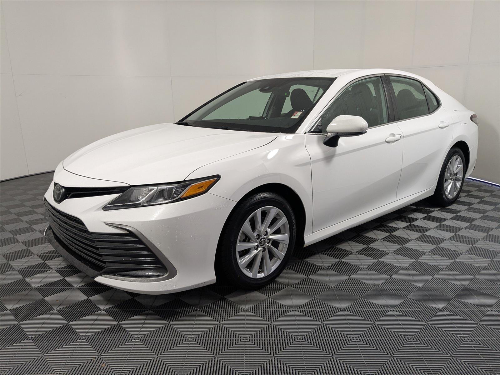 2023 Toyota Camry LE's photo